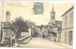 86 - Pleumartin : La Grande Rue Et L' Eglise - Pleumartin