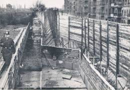 BERLIN - Westberliner Polizist über Dem Gleimtunnel, Vor "Sichtblenden" / Policier De Berlin-Ouest Sur Le Tunnel Gleim - Muro Di Berlino