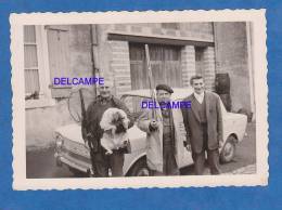- DIEULOUARD - 3 Habitants Devant Une Simca - 1 Chasseur Et Son Fusil - Chien De Chasse - SUPERBE - Dieulouard