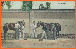 CPA - " Au Régiment " Soldats & Maréchaux Ferrant  S´occupant De Chevaux - Carte Colorisée - Régiments