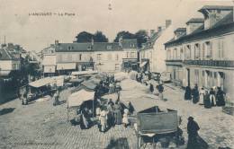 LIANCOURT - La Place, Jour De Marché - Liancourt