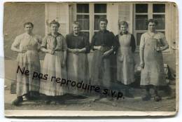 - Carte Photo Ancienne, Que Des Femmes, En Milieu Rural, Certaines En Sabots, Noms Au Verso, Scans. - Fotografie