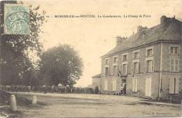 86 - Mirebeau En Poitou : La Gendarmerie - Le Champ De Foire - Mirebeau