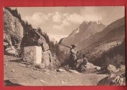 YHER-39 Hérens Evolène, Chemin De La Chapelle De La Garde, Femmes En Costume Aux Foins. Non Circulé. Jullien 7072 - Evolène