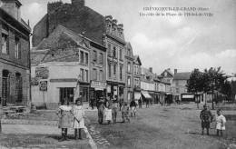 CREVECOEUR-LE-GRAND UN COTE DE LA PLACE DE L HOTEL DE VILLE - Crevecoeur Le Grand