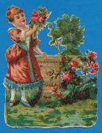 DECOUPIS  ANCIENS GAUFFRE, ENFANTS,  PETITTE FILLETE, JARDIN, ROSES, TRE BON ETAT,  7.5 X 9.5 Cm - Ragazzi