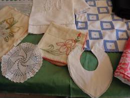 Lot De Linge Dentelle Ou Liseret --monogramme-bavoir-nappe-crepe- Pochette Pyjama-napperons-nappe 145x150-rideau - Pizzi, Merletti E Tessuti