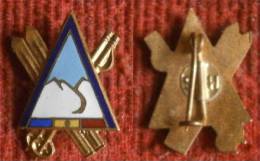 SKIING / SKI -  ROMANIA Federation - Old Enamel Badge / Pin - Wintersport