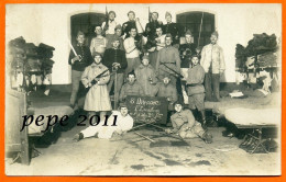 Carte Photo : 8ème Dragon 1er Escadron : Groupe De Militaire Fêtant Le Père 100 ( ? )  Lieu à Déterminer - Regimente