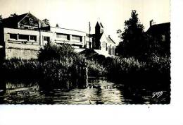 27 PONT D OUILLY PECHE A LA TRUITE ET EGLISE SM DENTELEE 1960 PERSONNAGE - Pont-de-l'Arche