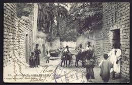 CPA ANCIENNE- ALGÉRIE- DJELFA- UNE RUE AVEC BELLE ANIMATION GROS PLAN- TAMPON MILITAIRE- - Djelfa