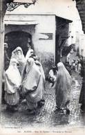 Femmes Rue Du Sphinx A ALGER. - Silhouettes