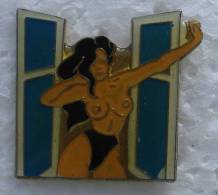 Pin´s . Pin-ups . Femme Aux Seins Nus - Pin-ups