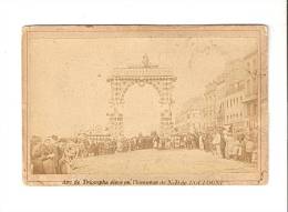 Photo Sur Carte : 62 - Pas De Calais - Boulogne Sur Mer : Arc De Triomphe élevé Pour N. D. De Boulogne : Animation - Alte (vor 1900)