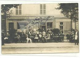 CPA Café Restaurant "la République", à Localiser Mais Paris Certainement, Scène Animée En Terrasse, Chapeau,uniforme - Cafés