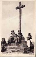 ILE DE SEIN 29 FINISTERE - LE CALVAIRE ( FEMMES ET ENFANTS EN COSTUMES FOLKLORIQUE ) A VOIR - Ile De Sein