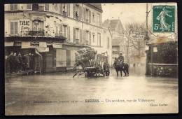 Delcampe - CPA ANCIENNE- FRANCE- BEZONS (95)- INONDATIONS DE 1910- UN ACCIDENT DE CHARRETTE RUE DE VILLENEUVE- TRES BELLE ANIMATION - Bezons