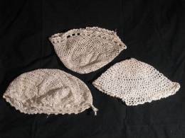 Lot De 3 Bonnets Crochet Coiffe Ancien Costume Dentelle Broderie 18 Images - Kapje, Hoeden, Mutsen