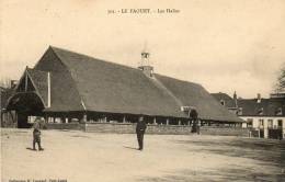 CPA- Le FAOUET(56)- Les HALLES Du Marché Et La Grande-Place - Faouët