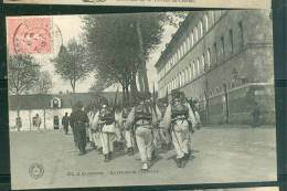 A La Caserne  ( Tours ) Le Retour De L'exercice  ( édition Grand Bazar De Tours )  Angle Bcl120 - Barracks