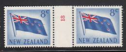 New Zealand MH Scott #392 8c Flag Horizontal Pair Counter Coil ´18´ In Red - Ongebruikt