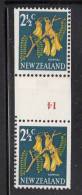 New Zealand MH Scott #385 2 1/2c Kowhai Vertical Pair Counter Coil ´14´ In Red - Neufs