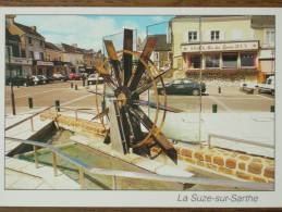 72 - LA SUZE Sur SARTHE - La Fontaine Et La Place Du Marché (Commerces: Le Bar Des Sports...) - La Suze Sur Sarthe