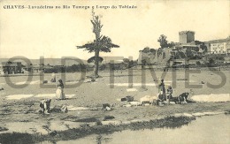 PORTUGAL - CHAVES - LAVADEIRAS NO RIO TAMEGA E LARGO DO TABLADO - 1915 PC. - Vila Real