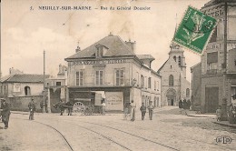 NEUILLY-sur-MARNE    Rue Du Général Douzelot (animation:Boulangerie Ruelle,passants ,attelage)taches - Neuilly Sur Marne