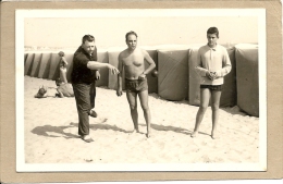 44  LA  BAULE       PHOTO  JEUX  DE  BOULE   A LA  PLAGE   (  BOULE  EN  PLEIN  VOL  ) - Juegos