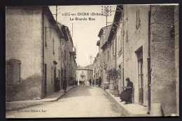 CPA ANCIENNE- FRANCE- LUC-EN-DIOIS (26)- LA GRANDE RUE EN TRES GROS PLAN AVEC ANIMATION- - Luc-en-Diois