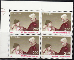 India MNH 1997, Block Of 4,  Childrens Day, Nehru And Child, Kinder, Rose On Coat - Blocs-feuillets