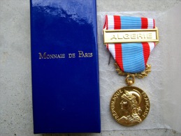 BOITIER AVEC MEDAILLE PENDANTE COMMEMORATIVE OPERATION SECURITE ET MAINTIEN DE L´ORDRE ALGERIE - Frankreich