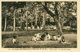 Le Foyer Des Indirectes à Réalville  Dans Le Parc  Le Coin Des Enfants    Cpa - Realville