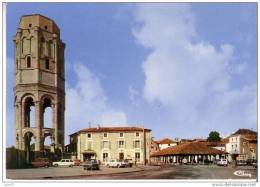 CHARROUX -  La Place Saint Pierre  - La Tour Octogonale Dite De Charlemagne Et Les Anciennes Halles  - N° A Ci 202 - Charroux