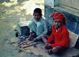 Artisanat Du BENGLADESH Jeunes Cordonniers, Carte Double, Format 15,5x11,5cm - Bangladesh