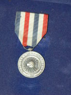 MEDAILLE DES CHEMINOTS  DE 1944 AVEC RUBAN  MODELE ARGENTE GARE TRAIN SNCF - Professionals / Firms