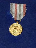 MEDAILLE DES CHEMINOTS  DE 1953  AVEC RUBAN  MODELE VERMEIL GARE  TRAIN SNCF - Professionals/Firms