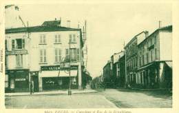 CPA Feurs - Carrefour Et Rue De La République - Feurs