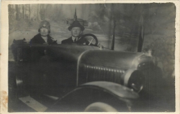 CARTE PHOTO COUPLE POSANT DANS UNE AUTOMOBILE - To Identify