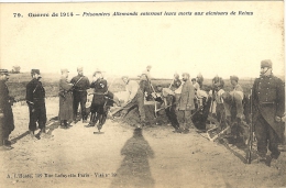 51- Marne_ Miltaire_ 1914 -   Prisonniers Allemands Entérrant Leurs Morts Au Alentours De Reims - Otros & Sin Clasificación