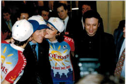 Photo - Cyclisme - Lance Armstrong - Michel Drucker  à La Présentation Cofidis En 1997 Espace Cardin Paris - Cyclisme