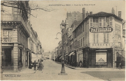 17- Charentr-Marit.-  Rochefort-sur -Mer _ Rue De La République Et Sa  Patiiserie - Rochefort