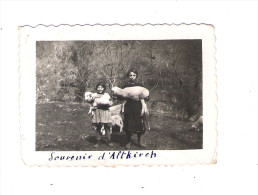 Petite Photo - 68 - Souvenir D Altkirch Haut Rhin - Fillettes Avec Mouton Dans Les Bras - 1937 - Altkirch