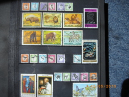 ALBUM Timbres Moyen Orient 76 Timbres Oblit, 12 Neufs, 29 Blocs Et Feuillets - Collections (en Albums)