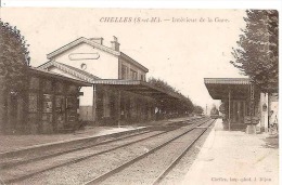 CHELLES INTERIEUR DE LA GARE ,PERSONNAGES,TRAIN ARRIVANT EN GARE  REF 32858 - Chelles