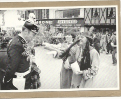 56  LOCMINE   MI CAREME  1980   UN  GENDARME  BIEN  STOIQUE - Locmine