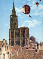 (289) Parachutisme Au Dessu De La Cathédrale De Strasbourg - - Paracaidismo