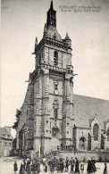 CPA -PLOUARET (22)- Attroupement Devant L'Eglise Au Clocher-Tour - Plouaret