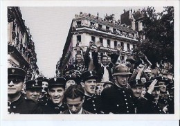 Libération De Paris-1944-au Coin De La Rue De Berry-les Champs Elysées- Cpm Repro - Police - Gendarmerie